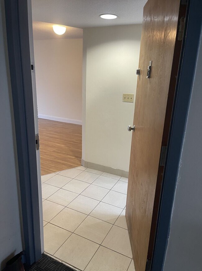 Building Photo - 3-Bed with AC & 1.5 Bath *Boston Landing * Top Floor * SEPT