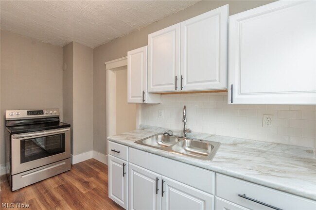 Building Photo - 1519 Ridgewood Ave