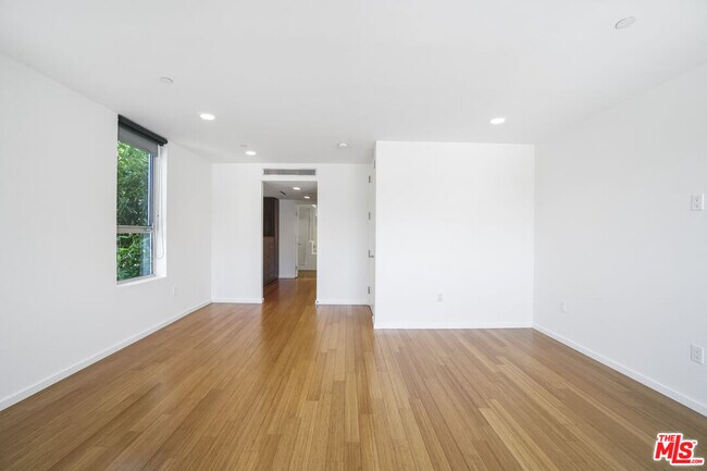 Building Photo - 1220 N Orange Grove Ave