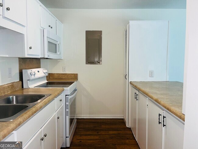 Building Photo - 45 Westgate Cir