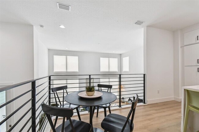 Building Photo - 3840 Pompano Dr SE