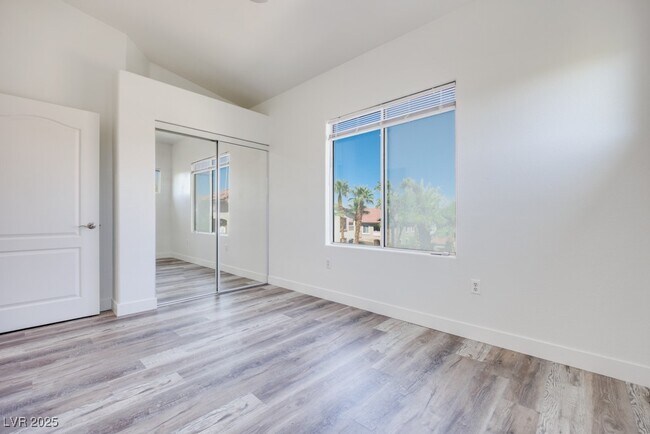 Building Photo - 2305 W Horizon Ridge Pkwy