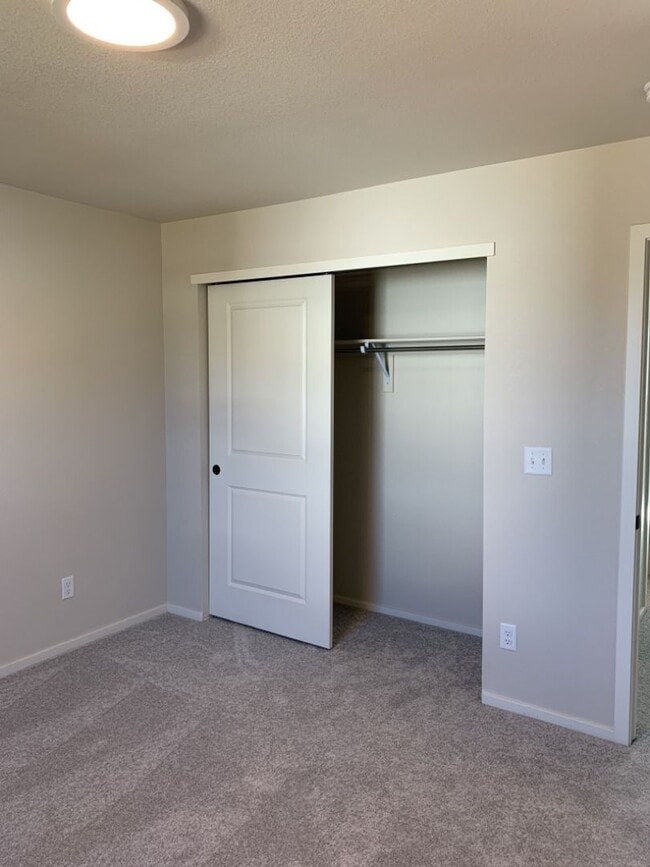 Building Photo - Exquisite 4 Bed 2.5 Bath Single Family Home with 3-car garage