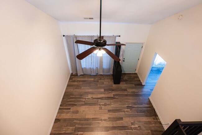 Building Photo - Beautifully updated 2-bedroom 2-bathroom t...