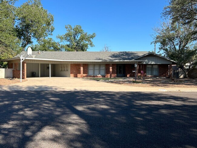 Building Photo - Beautiful Large Family Home!!!