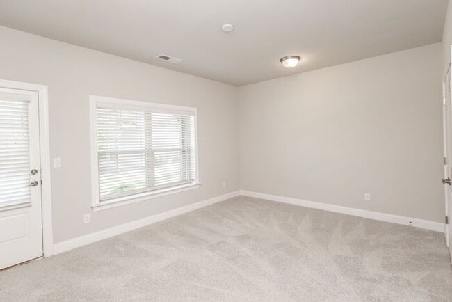 Building Photo - 3 story townhome in a great location in Chamblee