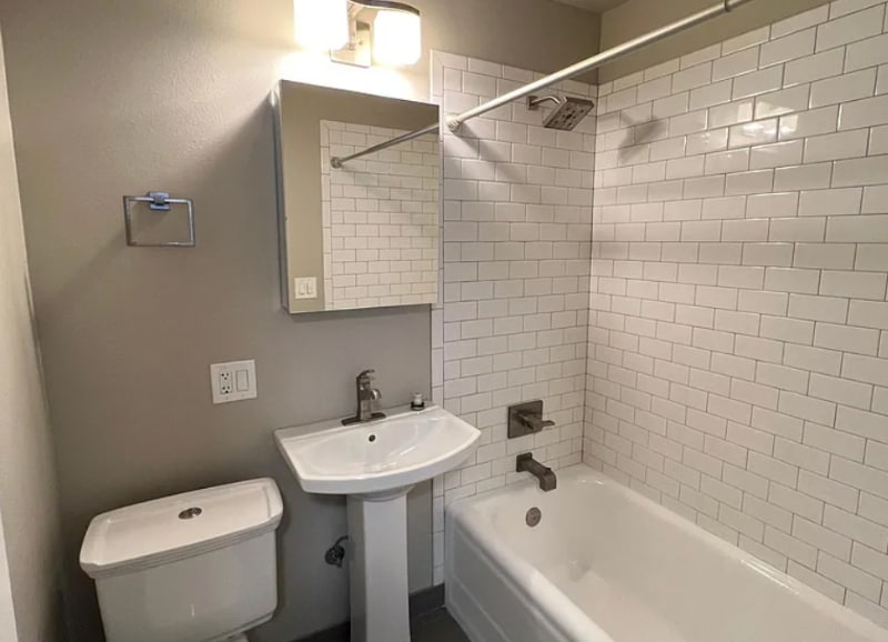 Building Photo - 421 Summit Ave E