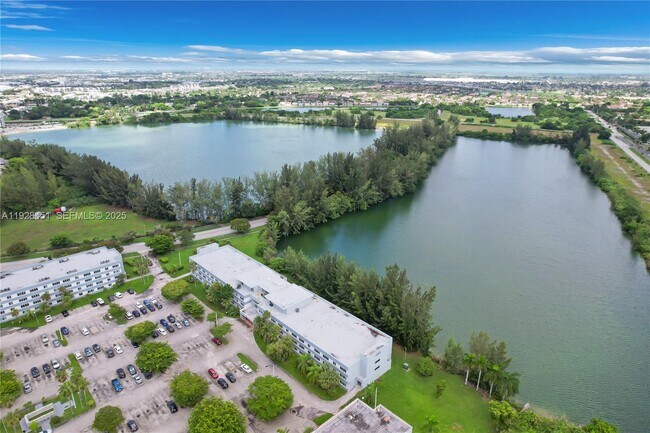 Building Photo - 14840 Naranja Lakes Blvd