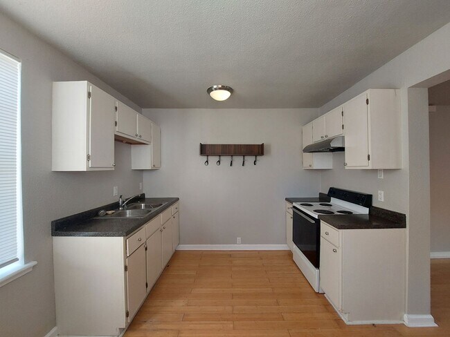 Building Photo - 455 Eleanor Ave