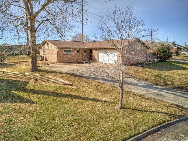 Building Photo - 3 bed / 2 bath home in great location!