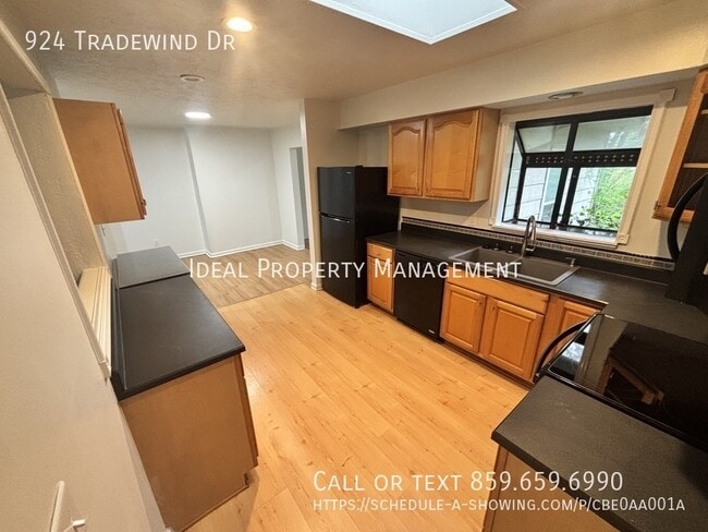 Building Photo - 924 Tradewind Dr