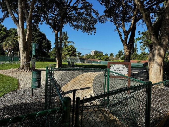 Building Photo - 2000 Towerside Terrace