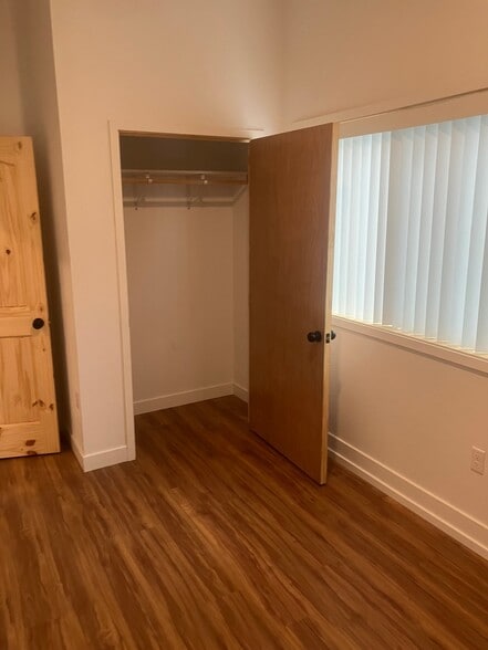Building Photo - 2520 Hillview Pl