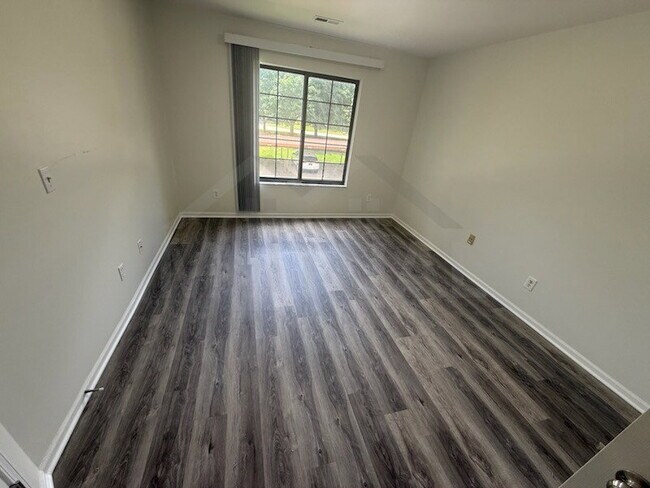 Building Photo - 1560 Meadowside Dr