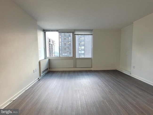 Building Photo - 604 S Washington Square