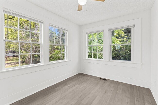 Building Photo - Stylish & Newly Renovated 4 Bedroom 2 Bath...