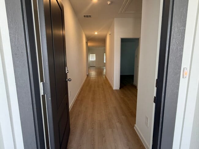 Building Photo - 523 Robin Ct