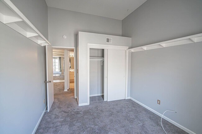 Building Photo - Santa Fe 2 Bedroom Condo for Rent!