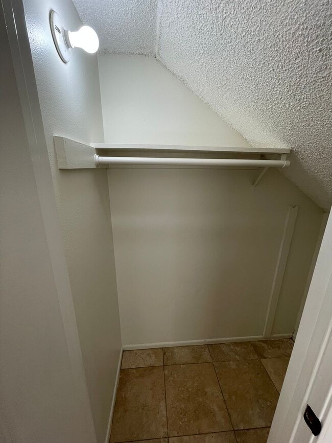 Building Photo - Beautiful Hidden Valley 3 Bedroom, 2.5 Bat...