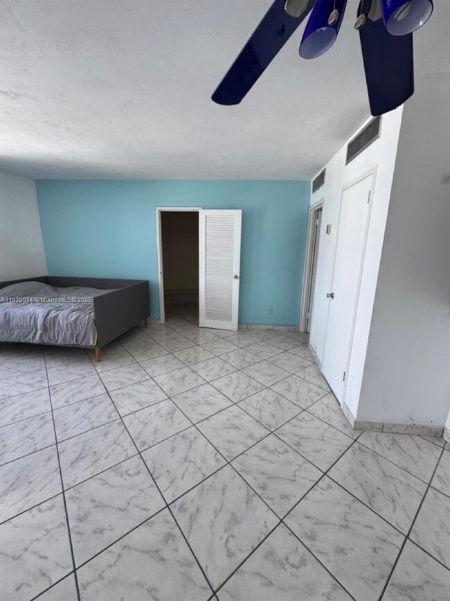 Building Photo - 2899 Collins Ave