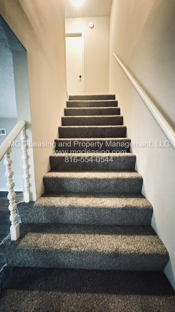 Building Photo - Lee's Summit Townhome - Available Now - Pa...