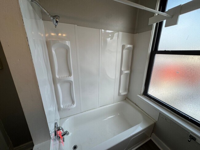 Building Photo - 810 Amity St