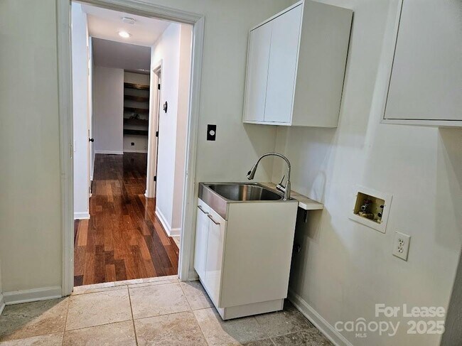 Building Photo - 6000 Mallard Grove Rd