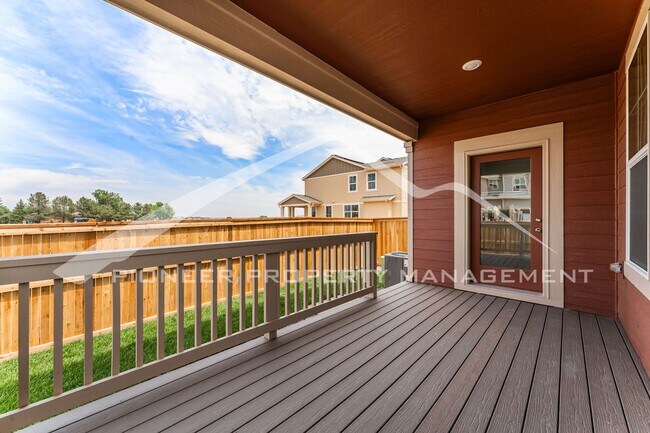 Building Photo - Charming Townhouse with Washer/Dryer and Garage