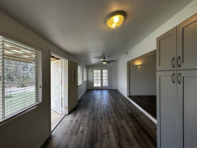 Building Photo - 10374 Lake Summit Dr