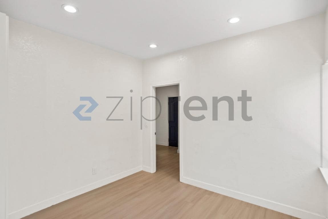 Building Photo - Unit A