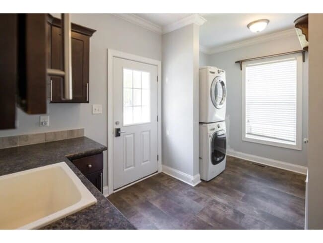 Building Photo - 3 Bedroom 2 Bathrooms for Rent