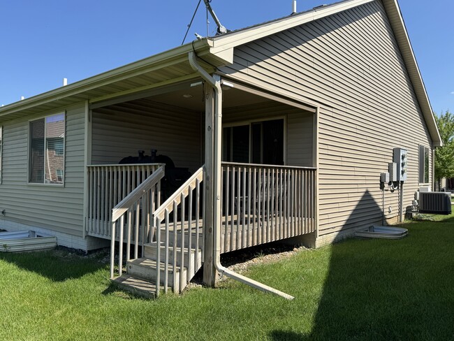 Building Photo - 1110 NE 15th Ln
