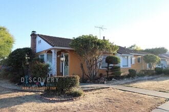 Building Photo - Ranch Style Home with Outdoor Space