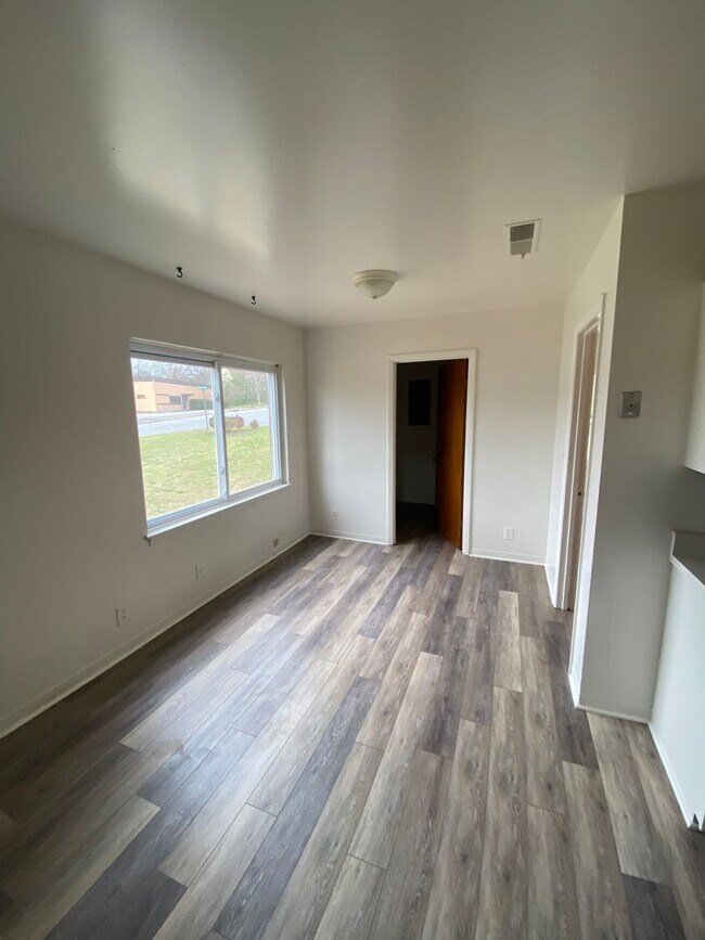 Building Photo - 3/1 in Shelby, NC close to Hwy 74 and uptown Shelby