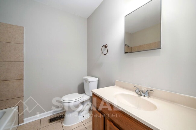 Building Photo - 2827 Arrowhead Cir NE