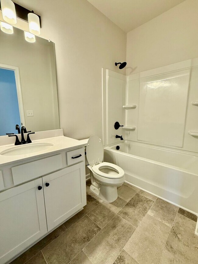 Building Photo - New Corner Unit Townhome in Cartersville