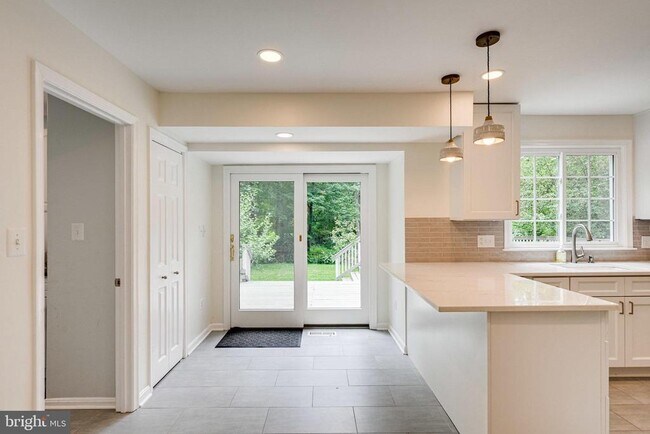 Building Photo - 12127 Holly Knoll Cir