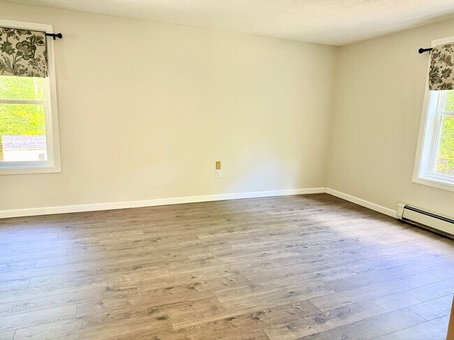 Building Photo - Sunny & Spacious 4 bedroom home