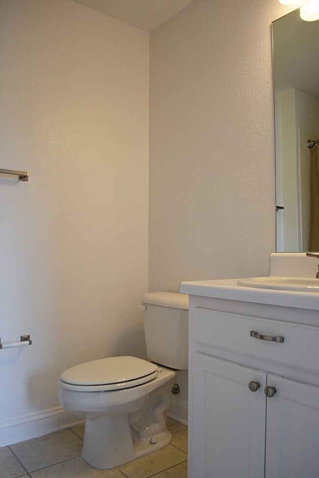 Building Photo - Like NEW 2 Bedroom 2.5 Bath Townhouse in V...