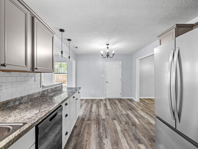 Building Photo - Charming 3 Bedroom Home!