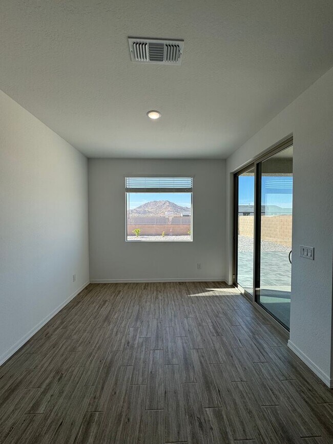 Building Photo - 3 bed 2.5 bath brand new home