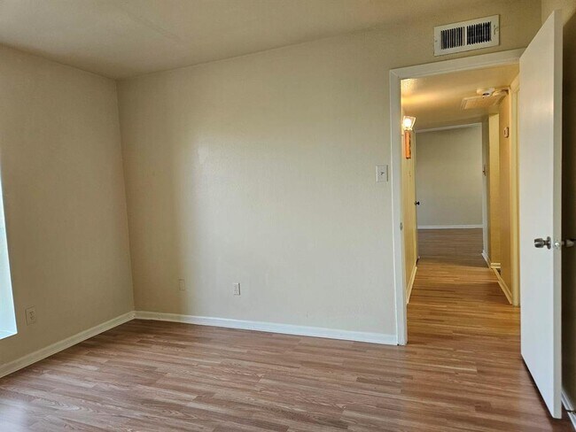 Building Photo - 8433 Hearth Dr