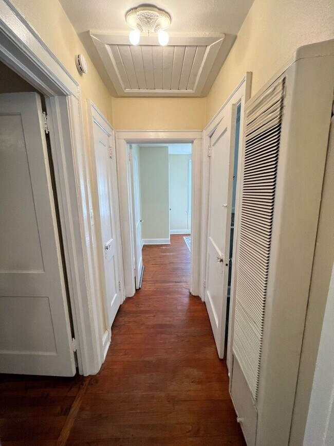 Building Photo - MOVE IN READY!