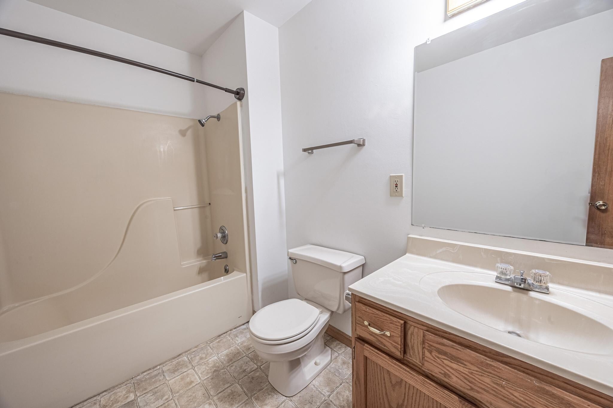 Building Photo - 552 Rumbach Ave