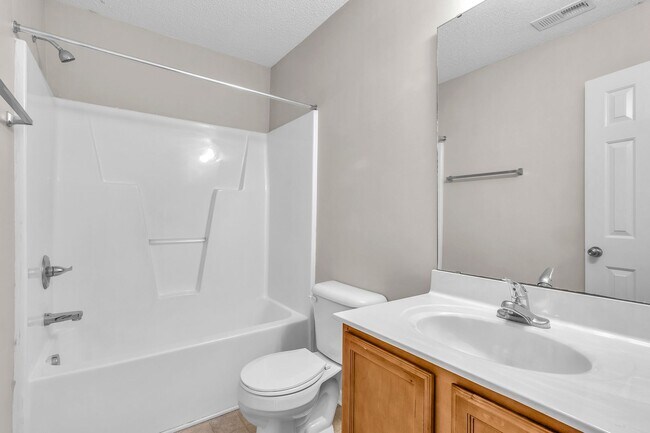 Building Photo - 2 Bed 2.5 Bath Townhome