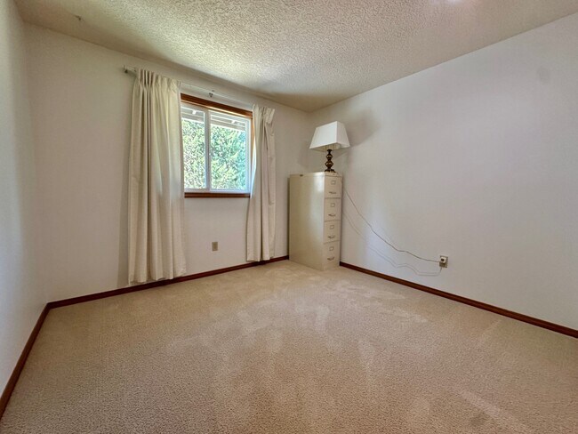 Building Photo - 7460 SW Elmwood St