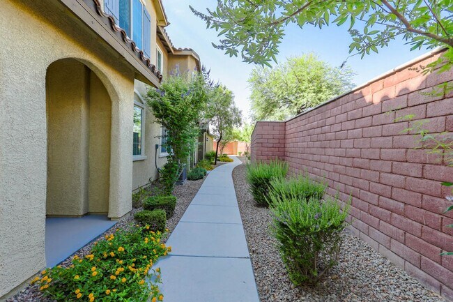Building Photo - Beautiful Mountains Edge 3 Bedroom Townhome