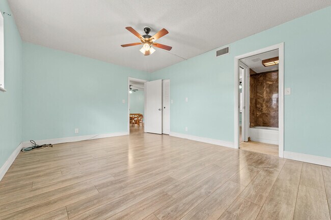 Building Photo - 2770 Garden Dr S