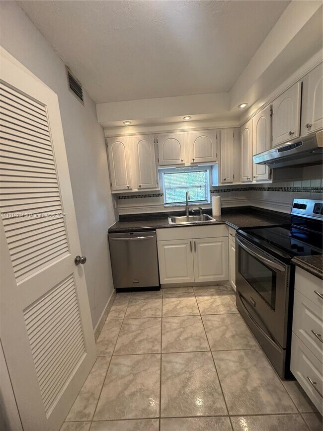 Building Photo - 9811 N Hollybrook Lake Dr