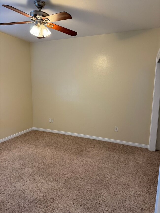 Building Photo - Spacious Stockdale Ranch Home!